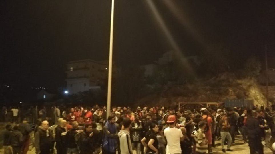 Σάμος: Άγρια επεισόδια μεταξύ Σύρων και Αφγανών – 11 τραυματίες και καταστροφές στο hotspot στο Βαθύ