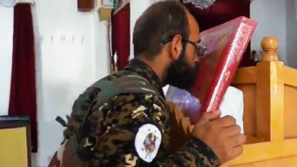 Συγκλονιστικό βίντεο: Μαχητές του SDF κάνουν το σταυρό τους πριν τις μάχες με τους Τούρκους – Υποκρισία ΗΠΑ: «Η Άγκυρα να σταματήσει την εισβολή»