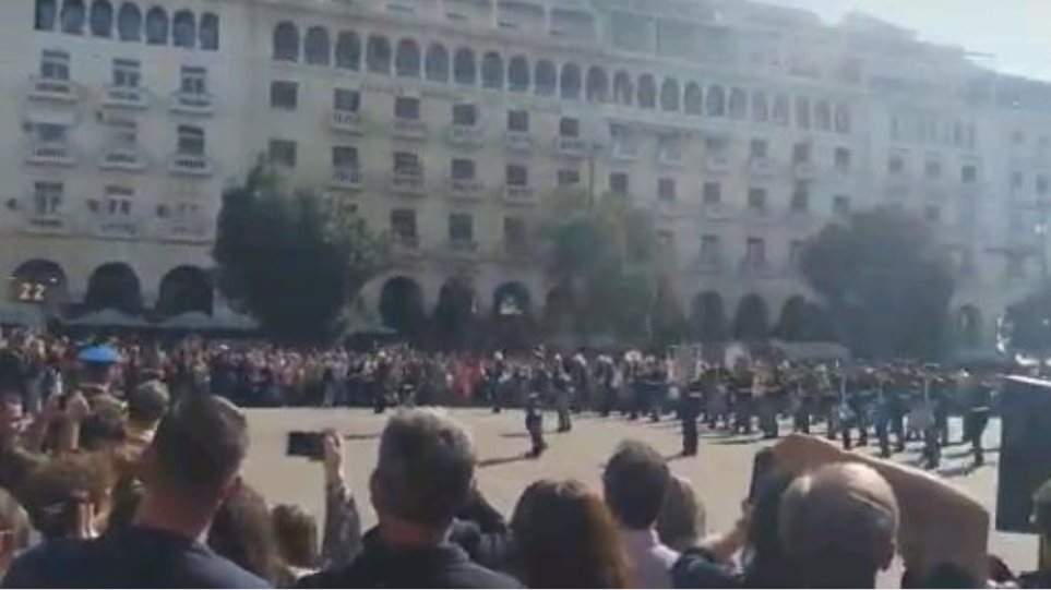 Θεσσαλονίκη: «Μακεδονία ξακουστή» από την μπάντα του στρατού και χειροκροτήματα