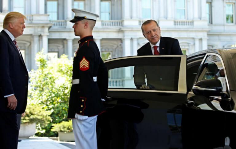 Τραμπ που… “γαβγίζει”, δεν… “δαγκώνει” τον Ερντογάν! Κυρώσεις για τα μάτια του κόσμου – Ο Ακάρ κι άλλοι δυο υπουργοί στο στόχαστρο