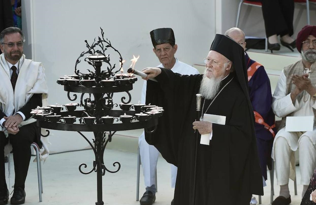 ΕΛΛΗΝΑΣ ΧΡΙΣΤΙΑΝΟΣ : ΠΟΙΟΝ ΘΕΟ ΠΡΟΣΚΥΝΑΤΕ ?