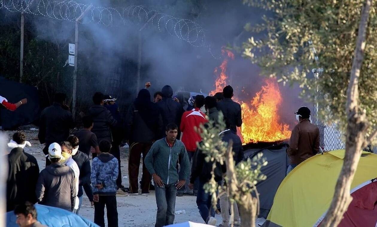 «Πεδίο μάχης» η Ελλάδα: Συγκρούσεις μεταξύ Ελλήνων & μεταναστών βλέπει ο Περιφερειάρχης Β. Αιγαίου – Πετροπόλεμος μεταξύ Σομαλών & Αράβων στη Χίο