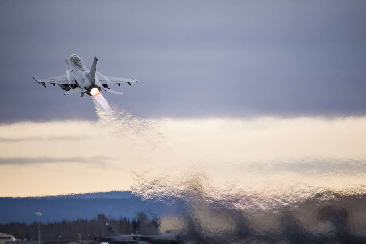 Η Lockheed Martin “ξέχασε” την ΕΑΒ κι έδωσε το “σέρβις” των F-16 σε Νορβηγούς