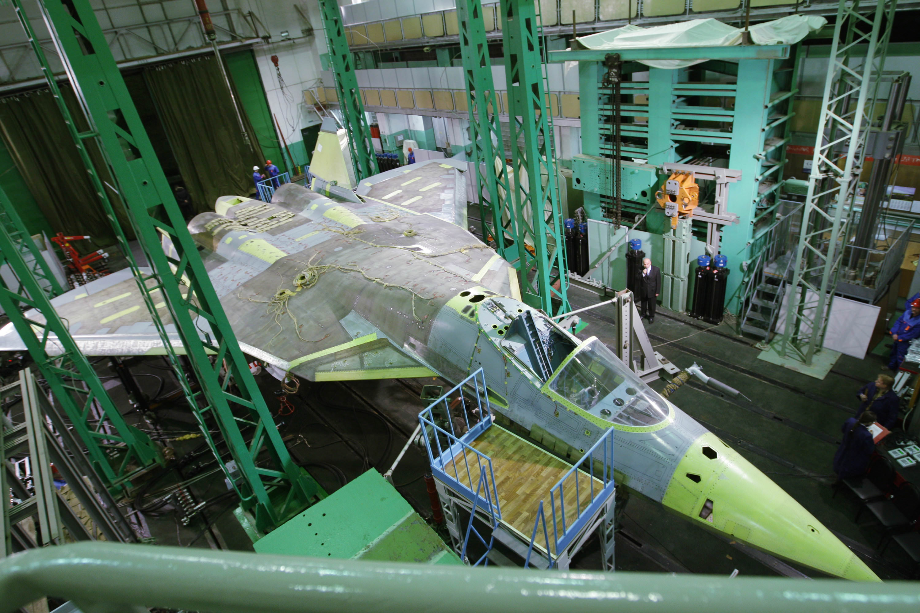 SU-57: Ο στρατός αποκαλύπτει «επτασφράγιστα» μυστικά – Έτσι φτιάχνονται τα ρωσικά «γεράκια» [vid]