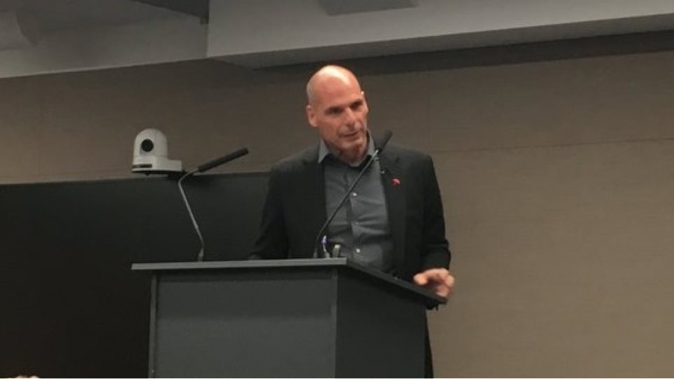 Βαρουφάκης: Να δοθούν άδειες εργασίας σε όλους τους μετανάστες!
