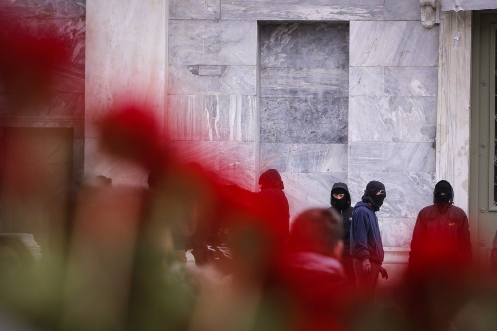Καλάσνικοφ και Ισλάμ απειλούν την Ελλάδα μέσα στα «σπλάχνα» της – Δείτε την «ωμή» αλήθεια (ΒΙΝΤΕΟ)