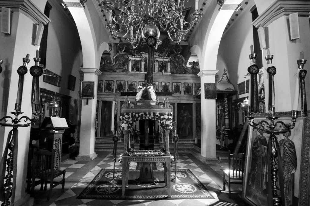 Για αυτούς δεν δίνει λεφτά ο Τζορτζ Σόρος; – Εικόνες «ντροπής» έξω από Εκκλησία στην Αθήνα (ΒΙΝΤΕΟ)