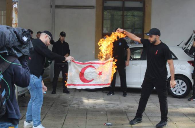 ΣΤΕΛΕΧΟΣ ΤΟΥ ΑΚΕΛ ΔΗΛΩΝΕΙ ΙΚΑΝΟΠΟΙΗΣΗ, ΑΝ ΟΙ ΤΟΥΡΚΟΙ ΚΑΤΑΚΤΗΤΕΣ ΣΚΟΤΩΣΟΥΝ ΕΛΛΗΝΕΣ ΕΘΝΙΚΙΣΤΕΣ!