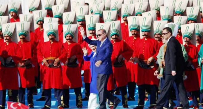Ο εθνομηδενισμός κτυπάει κόκκινο! Καλούν και Τούρκους για το “1821”!!!