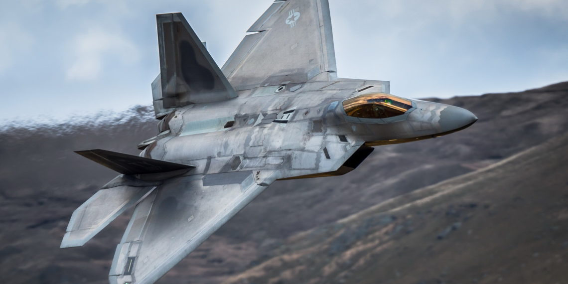 F-22: Αδιανόητη περιστροφή 360 μοιρών και αιώρηση του stealth μαχητικού [vid]