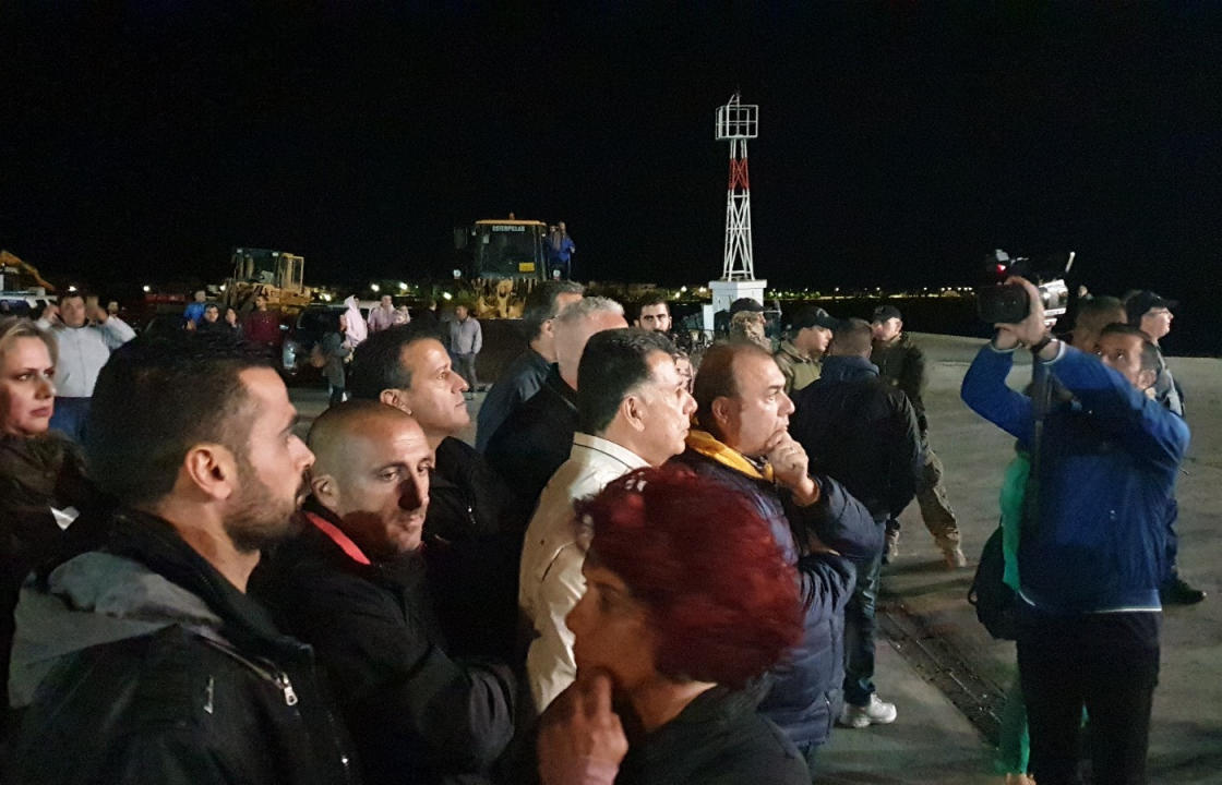 Ο Δήμαρχος Κω και πολίτες εμπόδισαν την μεταφορά αλλοδαπών από το Καστελλόριζο. ΒΙΝΤΕΟ