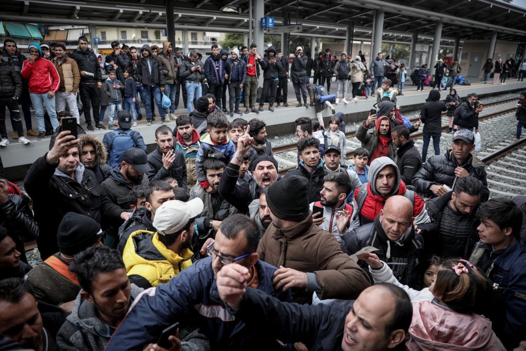 Οργανωμένη άφιξη μουσουλμάνων στην Σπάρτη – «Είναι πολλά τα λεφτά των ΜΚΟ» φώναζαν οι πολίτες (ΒΙΝΤΕΟ)