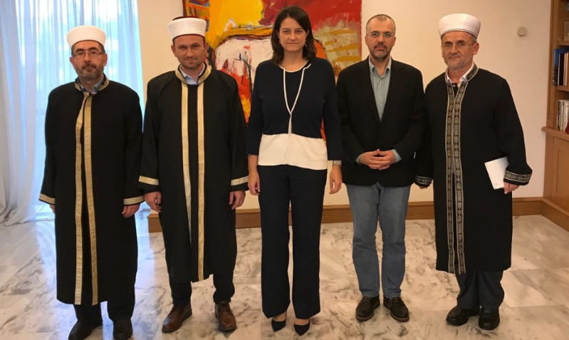 Τά έχετε ΠΟΛΥ ΚΑΛΑ με αυτούς, έ; Και ο (ΑΜΕΤΑΚΙΝΗΤΟΣ!) κύριος Γιώργος από δίπλα βεβαίως – βεβαίως!