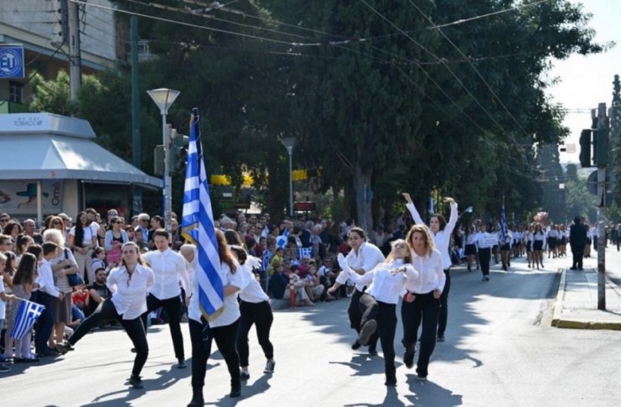Οι παρελάσεις και η γελοιοποίηση της ημέρας εθνικής μνήμης και τιμής νεκρών ηρώων