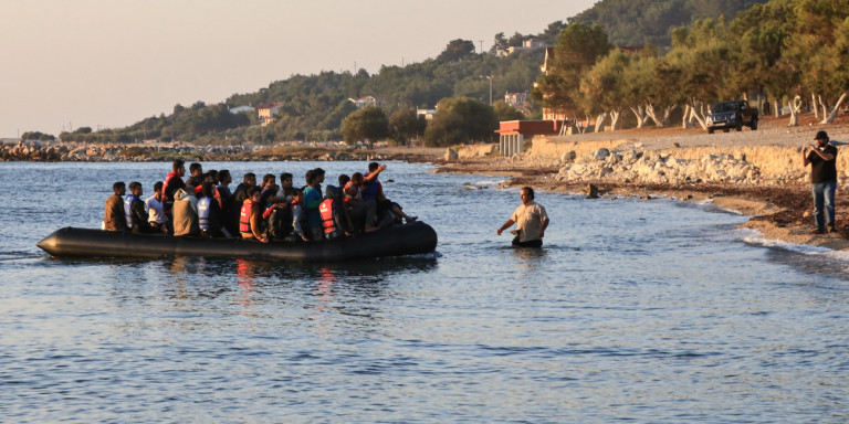 Βρεγμένη υποδοχή Μουσουλμανων εισβολέων από ευτραφή κυριούλη των ΜΚΟ, με το αζημίωτο