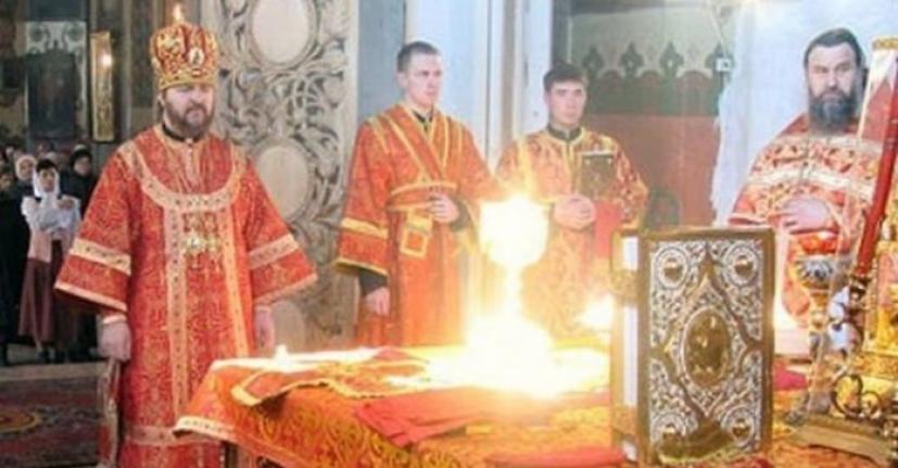 Συγκλονιστικό: Ο ιερέας περικυκλώθηκε από Θεϊκή Φωτιά την ώρα που κρατούσε τα Τίμια Δώρα