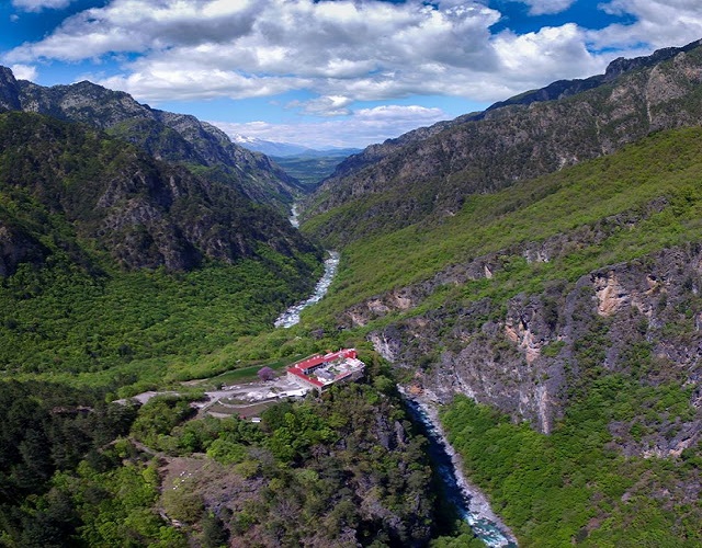 Ἱερὰ Ἡσυχαστήρια καταλύονται καὶ ἱστορικὲς μονὲς ἐπανδρώνονται μὲ μουσουλμάνους μετανάστες…, ἐνῶ οἱ μουφτῆδες νομιμοποιοῦνται στο δημόσιο