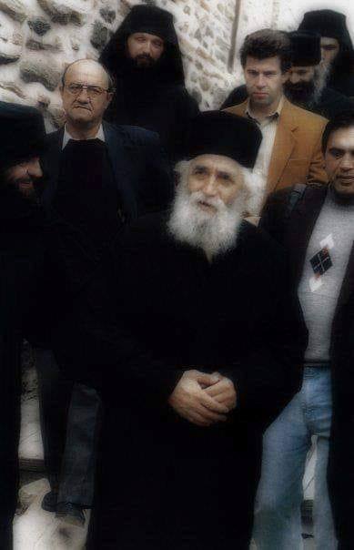 ΑΓΙΟΣ ΠΑΪΣΙΟΣ : Σ’ αυτά τα δύσκολα χρόνια ο καθένας μας πρέπει να κάνη ο,τι γίνεται ανθρωπίνως και ο,τι δεν γίνεται ανθρωπίνως να το αφήνη στον Θεό.