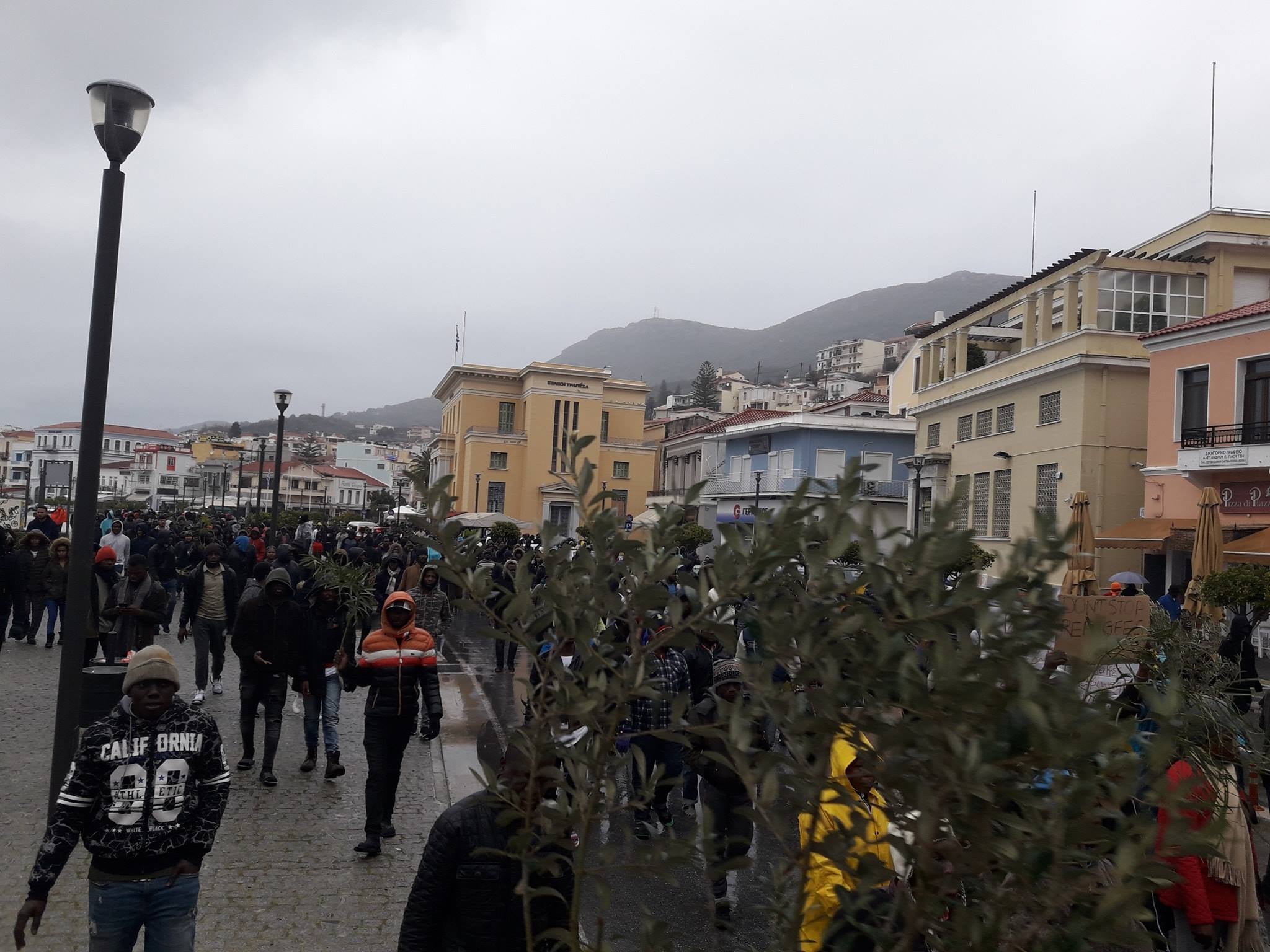 «Καίγεται» η Σάμος: Επεισόδια στο ΚΥΤ -Αλλοδαποί πετούν πέτρες στους αστυνομικούς- Κλείνουν τα σχολεία της πόλης