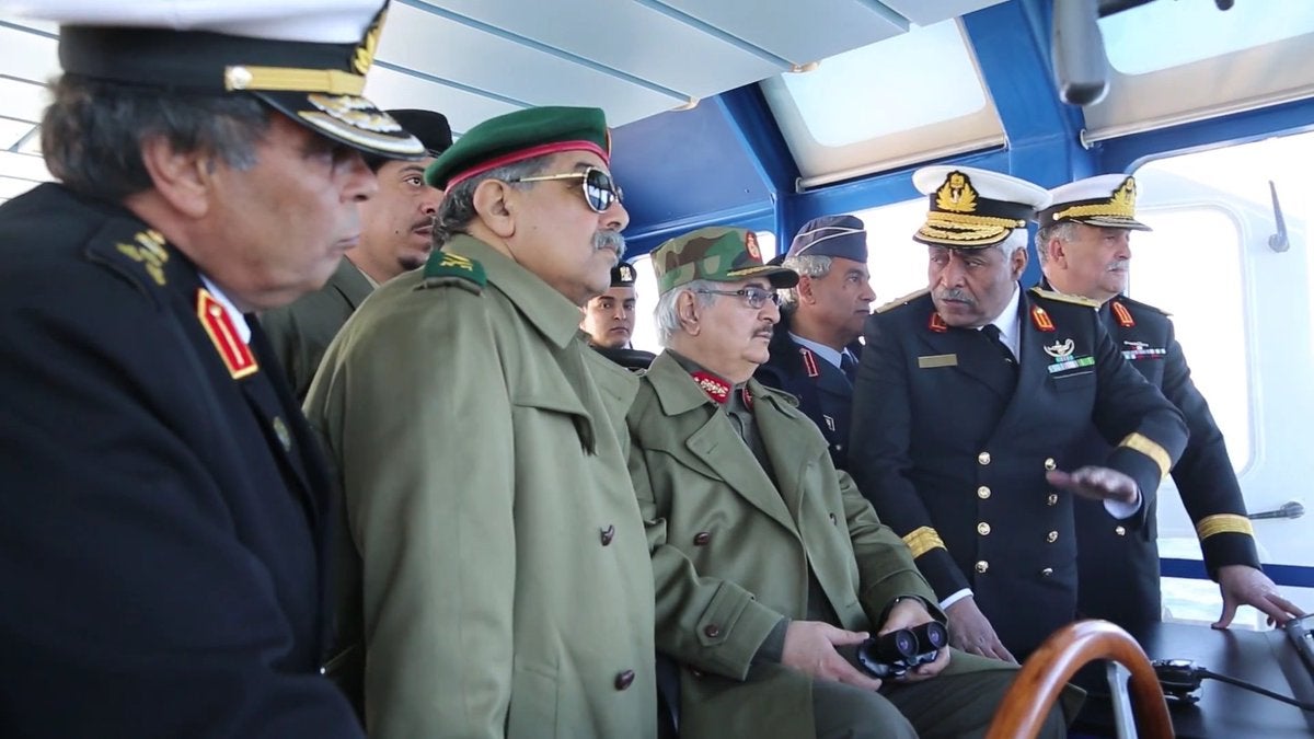 O LNA στέλνει πολεμικά πλοία ανάμεσα σε Κρήτη-Λιβύη για να «μπλοκάρει» τους Τούρκους – Στα χέρια του Χαφτάρ στρατόπεδα της Τρίπολης
