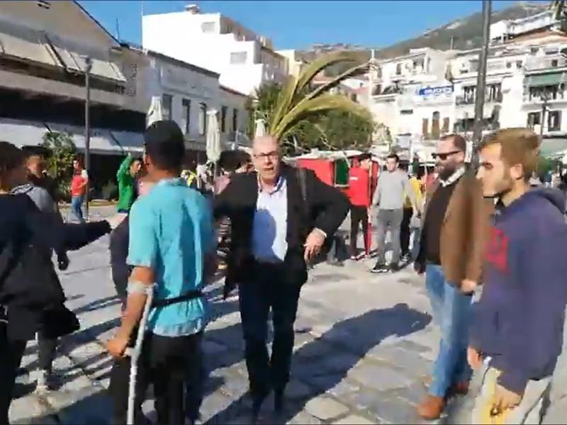 «Go, γ@@@σου, φύγε!» – Ο δήμαρχος Σάμου τα…έψαλλε σε μετανάστες που έκαναν κατάληψη (VIDEO)