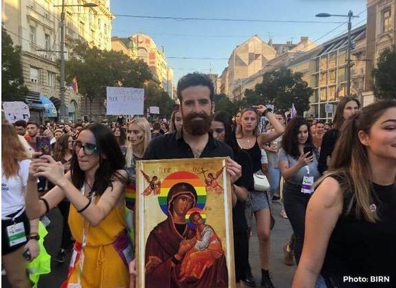 Ημέρες Αντιχρίστου! Εικόνες της Παναγίας με γκέι σύμβολα στην παρέλαση των ομοφυλοφίλων στο Βελιγράδι
