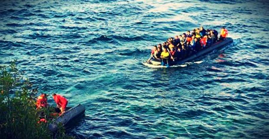 Συνεχίζεται η εισβολή λαθρομεταναστών – Έρχονται αποβιβάζονται και τους «διασώζουν» από την στεριά