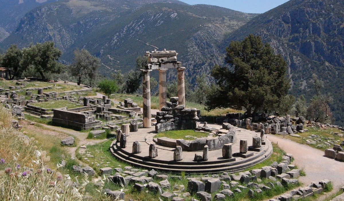 Δελφοί το μεγαλύτερο σκοτεινό και ανθελληνικό κέντρο, της αρχαιότητας. Γράφει ο Άγγελος-Ευάγγελος Γιαννόπουλος και ο Λάμπρος Σκόντζος.