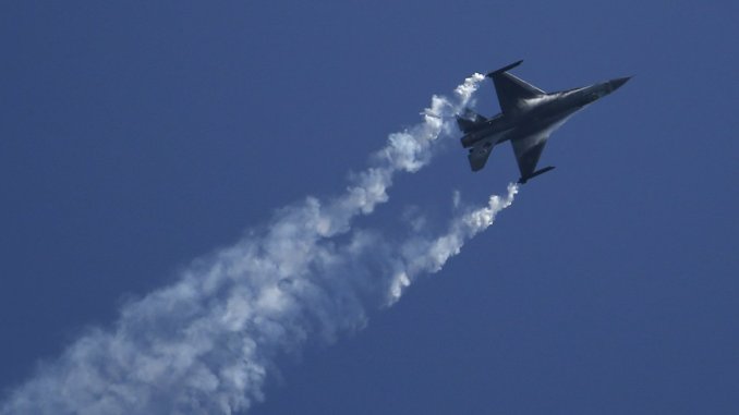 Σκληρή εικονική αερομαχία πάνω από τις Οινούσσες – ΒΙΝΤΕΟ