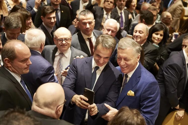 Φοβού τους Αμερικανούς και δώρα φέροντες: Ο Μητσοτάκης στο Λευκό Οίκο για το “ξεκαθάρισμα