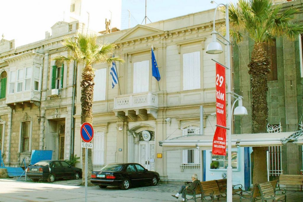 Ύποπτα χτυπήματα κατά ελληνικών στόχων σε Κωνσταντινούπολη και Σμύρνη (ΒΙΝΤΕΟ)