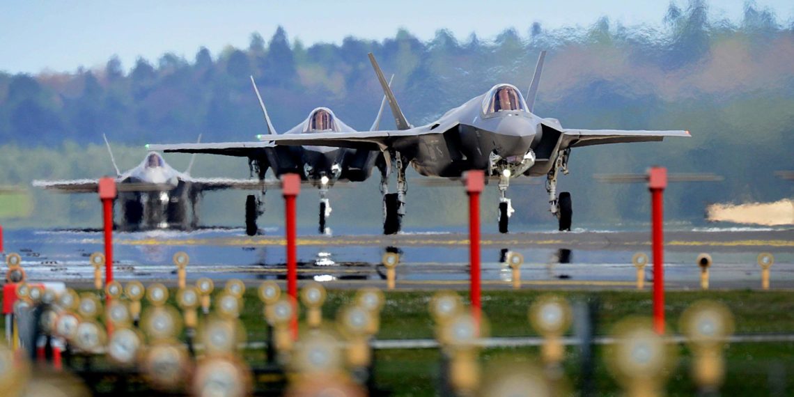 F-35 εναντίον Su-57, ΗΠΑ εναντίον Ρωσίας: Ένας «πόλεμος» για κυριαρχία στον αέρα [pics]