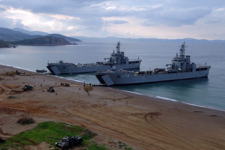 Δύο αρματαγωγά – ξενοδοχεία στη Σάμο για την προσωρινή φιλοξενία 1.000 αλλοδαπών λόγω κακοκαιρίας