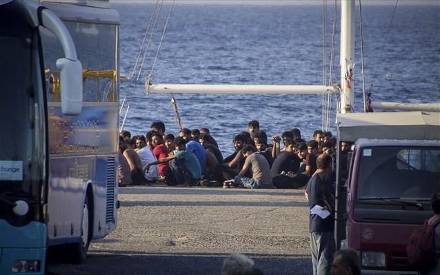 «Καίνε την ιστορία μας»: Η εικόνα με παράνομο μετανάστη κάνει τον γύρο της Ελλάδας