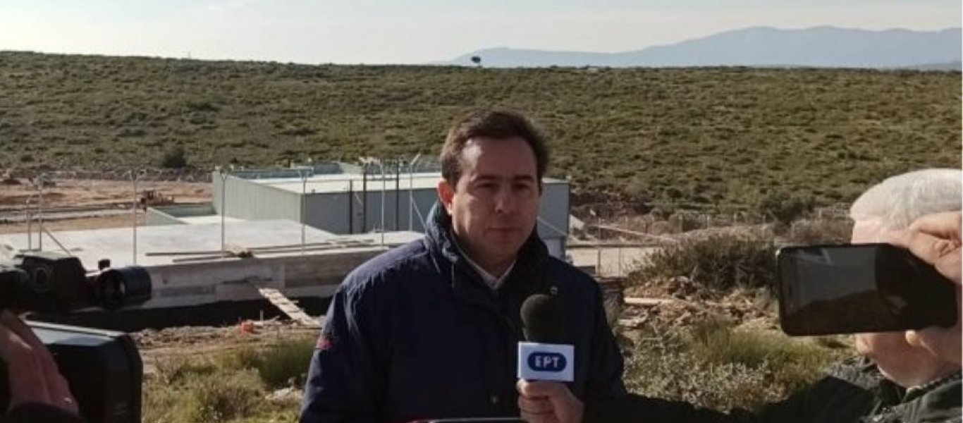«Βράζουν» τα νησιά: Νέες αποδοκιμασίες κατά του Ν.Μηταράκη στη Σάμο – Οι αλλοδαποί αποβιβάζονται από μόνοι τους (βίντεο)
