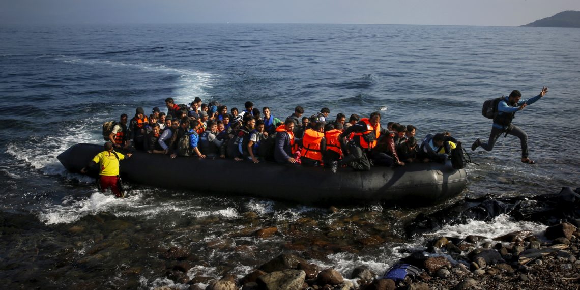 Πλωτό φράγμα βάζει η Ελλάδα στο Αιγαίο για να ανακόψει τις ροές μεταναστών