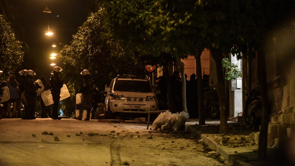 Επιχείρηση της αστυνομίας στο Κουκάκι: Εισβολή αστυνομικών στις καταλήψεις – Δείτε live