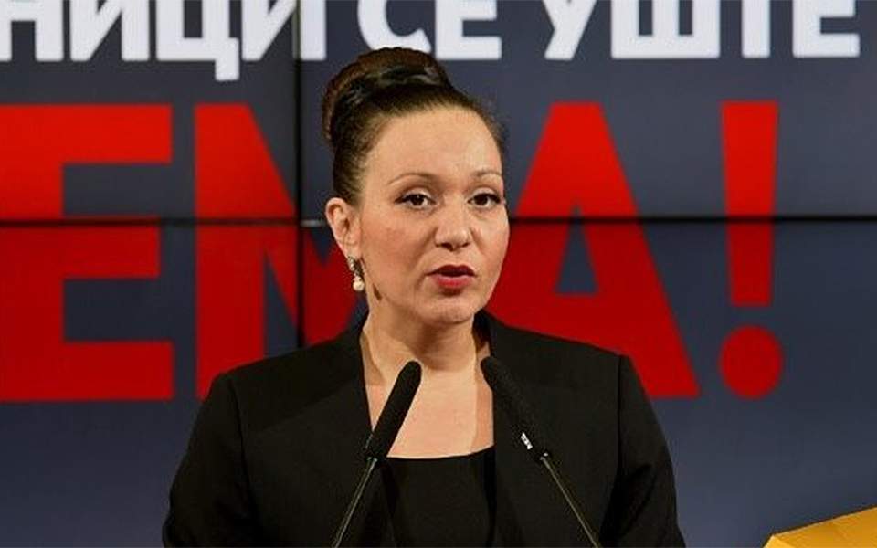 Επιμένει η σκοπιανή υπουργός παρά το σάλο: Δεν αφαιρώ την πινακίδα με τη «Δημοκρατία της Μακεδονίας»
