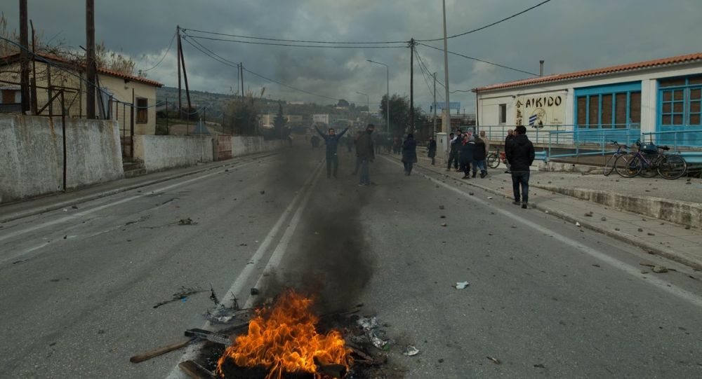 Εικόνες χάους στη Μόρια: Υπόνοιες Μηταράκη για υποκίνηση των επεισοδίων – Βίντεο, φωτογραφίες