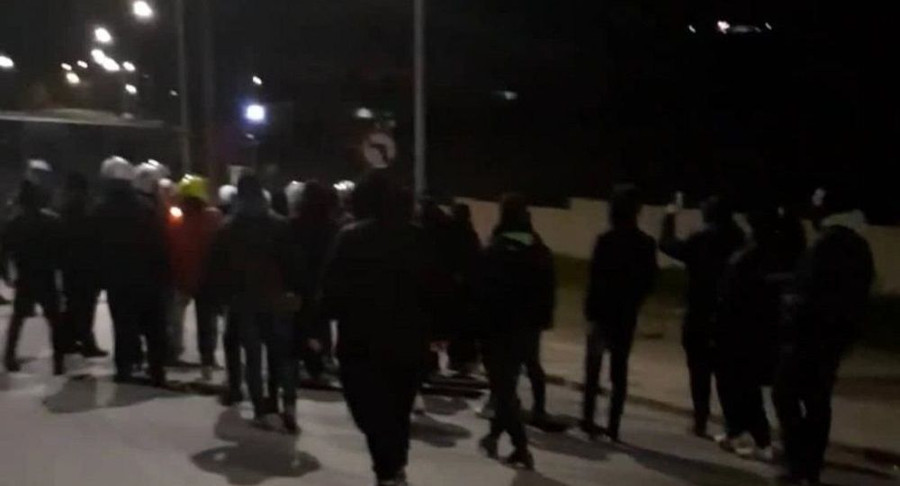 Καζάνι που βράζει η Λέσβος … Νύχτα έντασης στη Μυτιλήνη με πορεία και επεισόδια στο κέντρο της πόλης