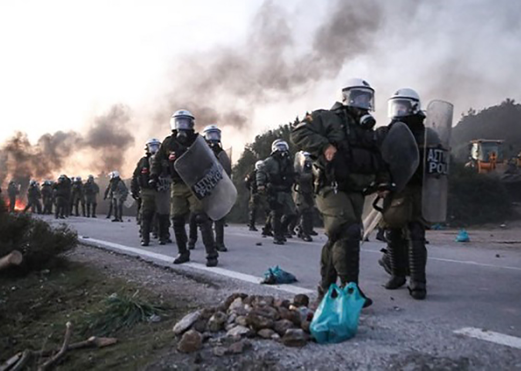 ΚΟΥΛΗ ΞΕΦΤΙΛΙΣΜΕΝΕ ! Video | ΜΑΤ σε ρόλο χούλιγκαν στην Χίο