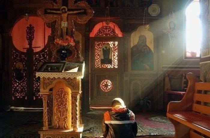 Ηλιας Καλλιωρας : KΛEINEI OPIΣTIKA H ΠOPTA TOY ΣΠITIOY THΣ ΓEPONTIΣΣAΣ THΣ KPHTHΣ ANAKOINΩΣH: