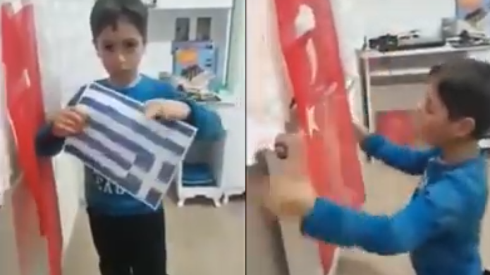 Βίντεο-ντροπή: Αγόρι από την Τουρκία σκίζει επιδεικτικά την ελληνική σημαία