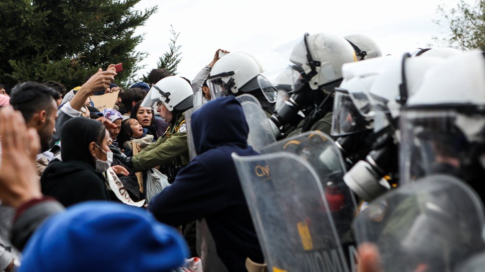 Έβρος: Πάνω από 3.000 μετανάστες στις Καστανιές – Πετούσαν πέτρες και φλεγόμενα ξύλα στους αστυνομικούς