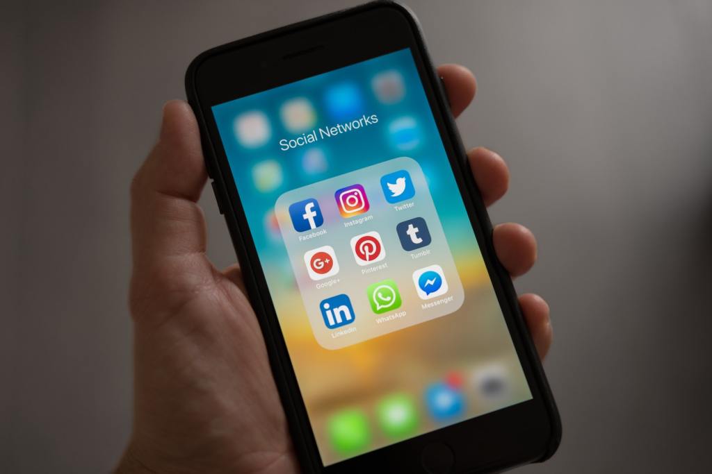 Ο ιδρυτής του facebook βάζει φρένο στην λογοκρισία, αλλά…