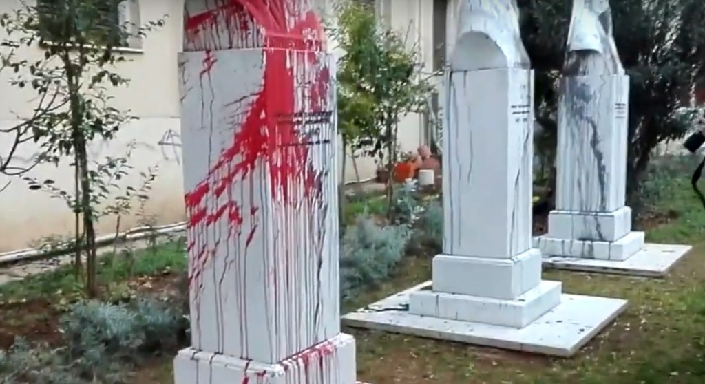 Επίθεση κουκουλοφόρων στην Μητρόπολη Θεσσαλονίκης – Η δήλωση που σοκάρει – ΒΙΝΤΕΟ από το σημείο