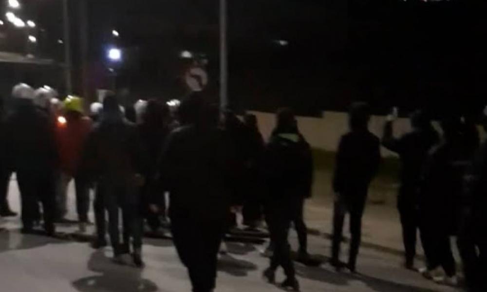 Υπό πολιορκία το Α. Αιγαίο: Όχλος με μαχαίρια και ρόπαλα από ΜΚΟ και μετανάστες στη Μυτιλήνη – “Κάλεσμα” για εξεγέρσεις στις 21 Μαρτίου