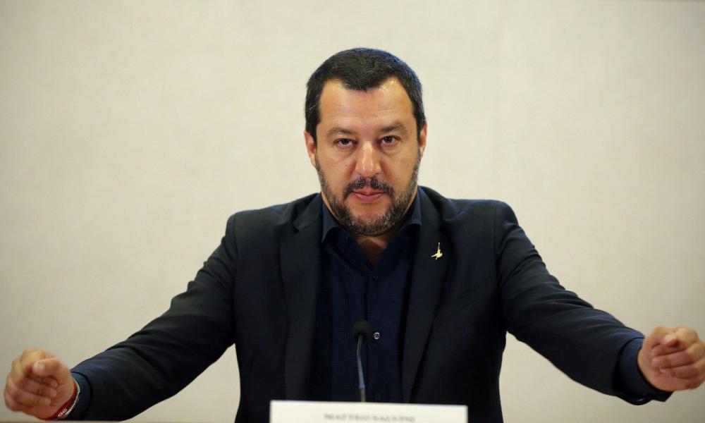 Ιταλική οργή: Δεκάδες πολίτες καίνε την σημαία της ΕΕ – Σαλβίνι για Βρυξέλλες: ”Είστε φίδια, θα φύγουμε από την Ένωση”