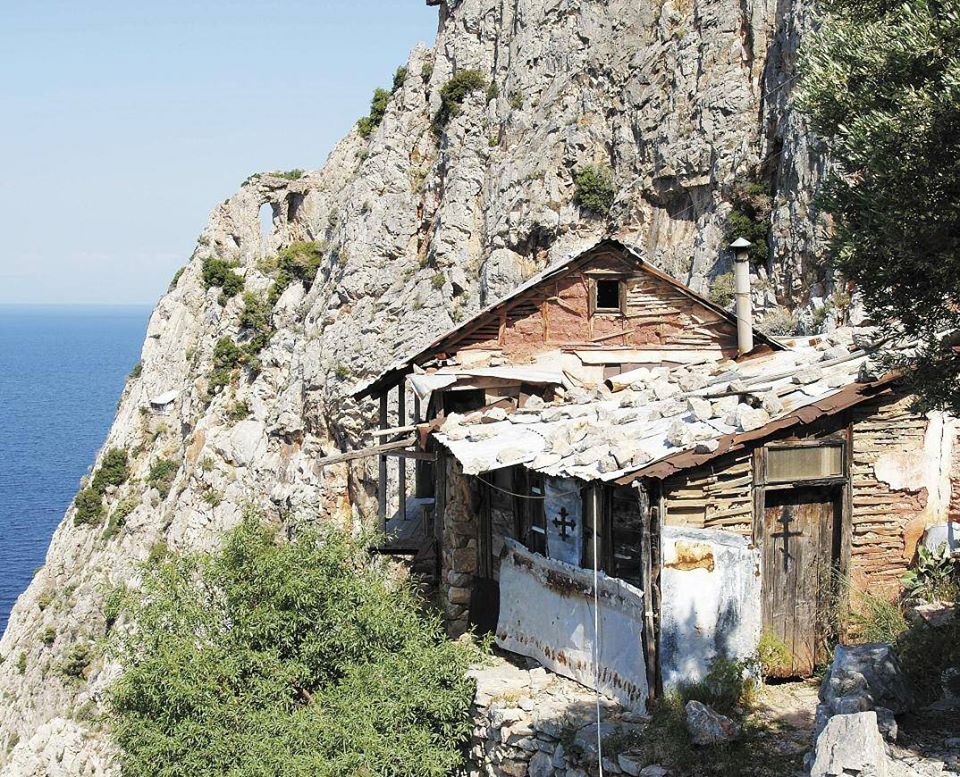 ΗΛΙΑΣ Δ. ΚΑΛΛΙΩΡΑΣ : Πολύ γνωστός χαρισματικός αγιορείτης Γέροντας απαντά σταθερά τα ίδια και τα ίδια στα πνευματικά παιδιά του, που επικοινωνούν με τον ίδιο:
