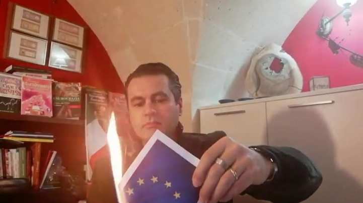 Καθώς η Ιταλία φθάνει τους 10.000 νεκρούς αβοήθητη από ΕΕ οι Ιταλοί συνεχίζουν να καίνε τη σημαία της ΕΕ. ΦΩΤΟ
